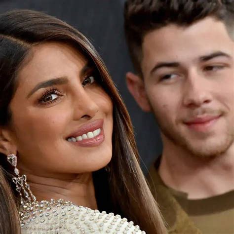 Priyanka Chopras cheeky bikini photo with husband Nick Jonas。